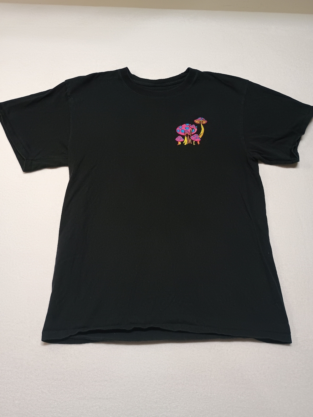 aLab Black Men's Size L Graphic T-Shirt with Colorful Mushroom Design